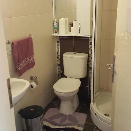 Privatunterkunft A With A Double Bed And A Balcony